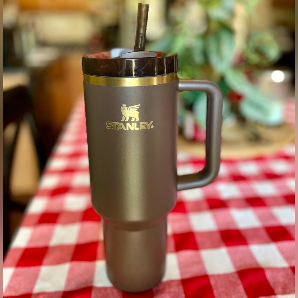 Stanley Adventure Quencher H2.0 Tumbler LIMITED EDITION Chocolate Gold